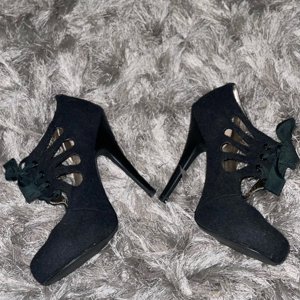 Steve Madden lace up pumps